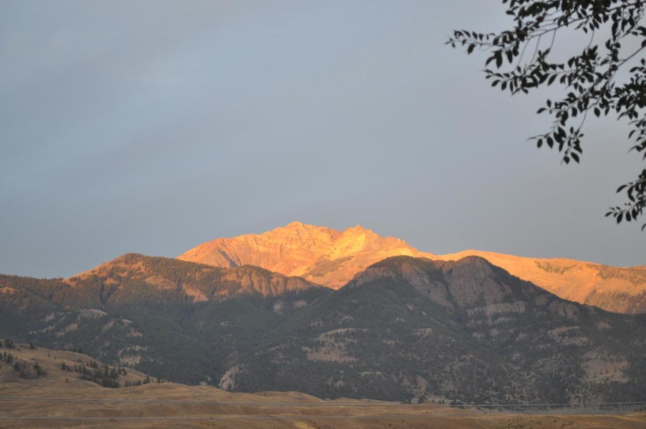 Yellowstone Village Inn And Suites Gardiner Exteriör bild