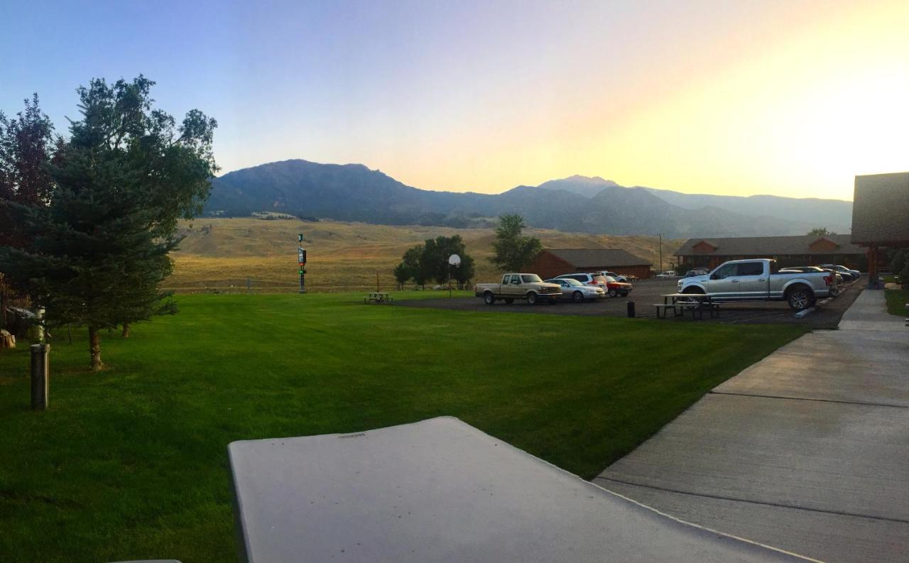 Yellowstone Village Inn And Suites Gardiner Exteriör bild