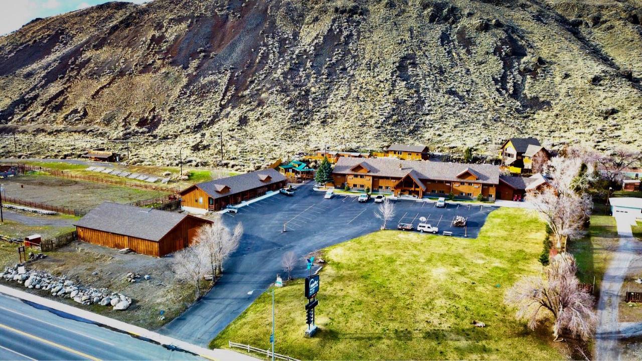Yellowstone Village Inn And Suites Gardiner Exteriör bild